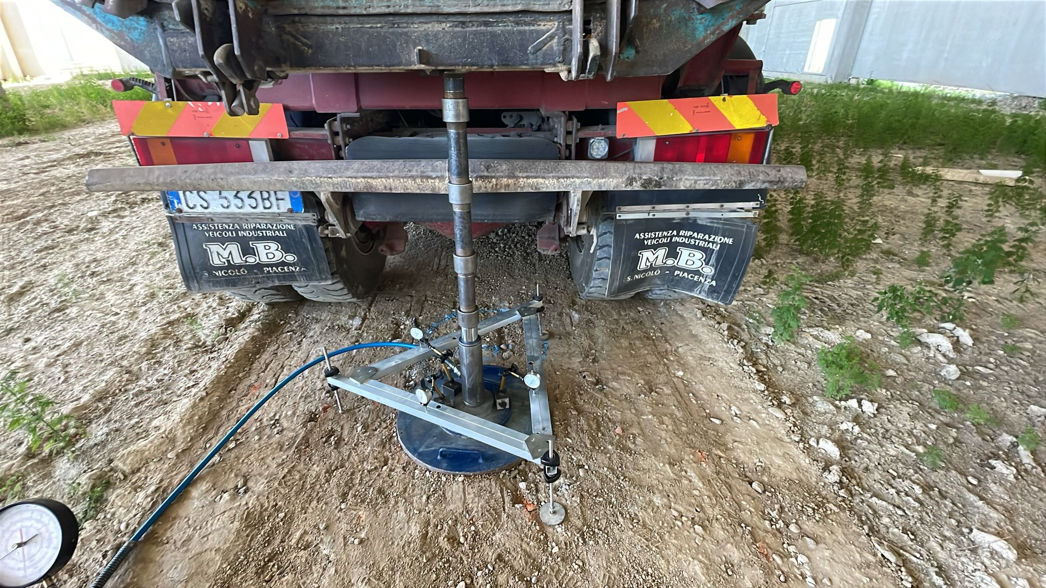 Prova di carico su piastra statica con martinetto idraulico