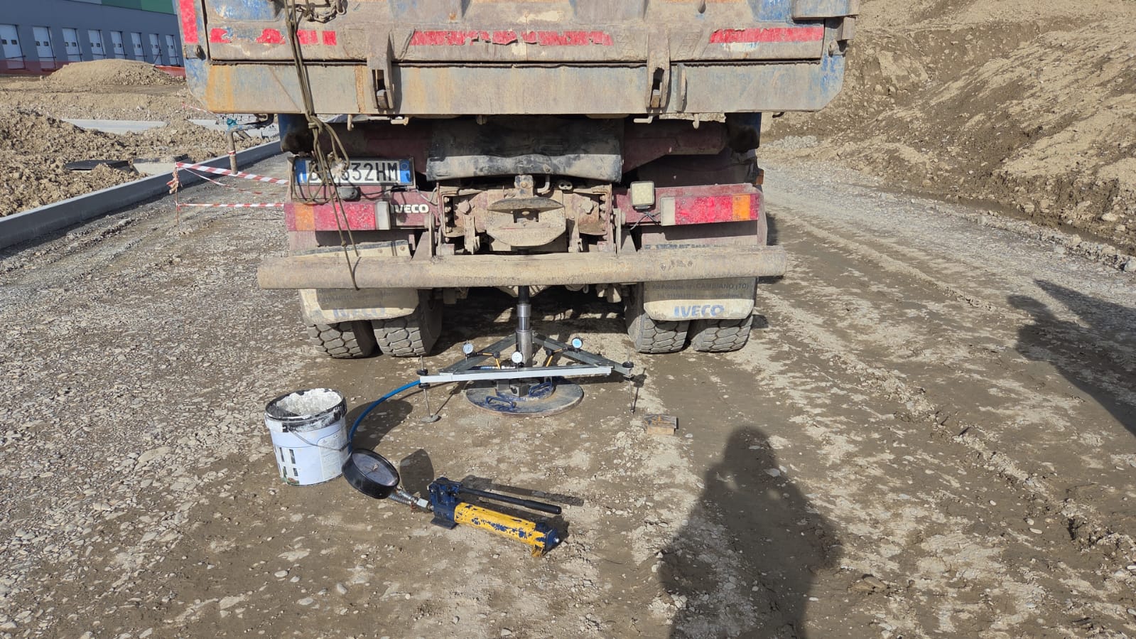 Esecuzione prova di carico su piastra in cantiere