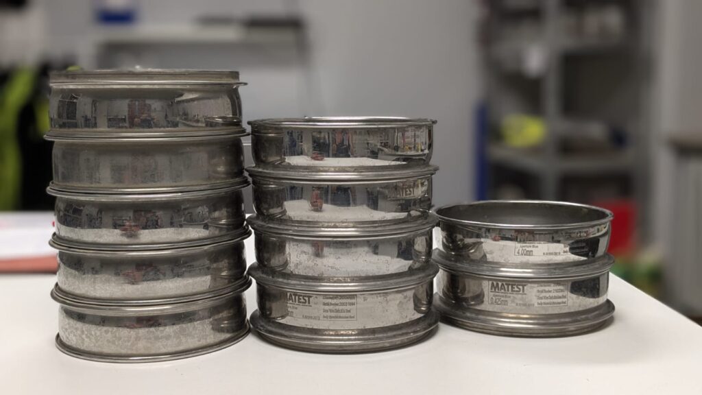 Pila di setacci da laboratorio per analisi granulometrica del terreno